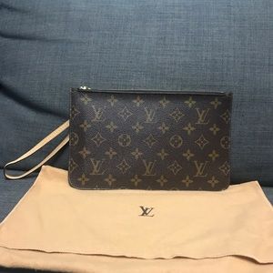 🔴SOLD 🔴 Neverfull Pouch w/fuchsia interior